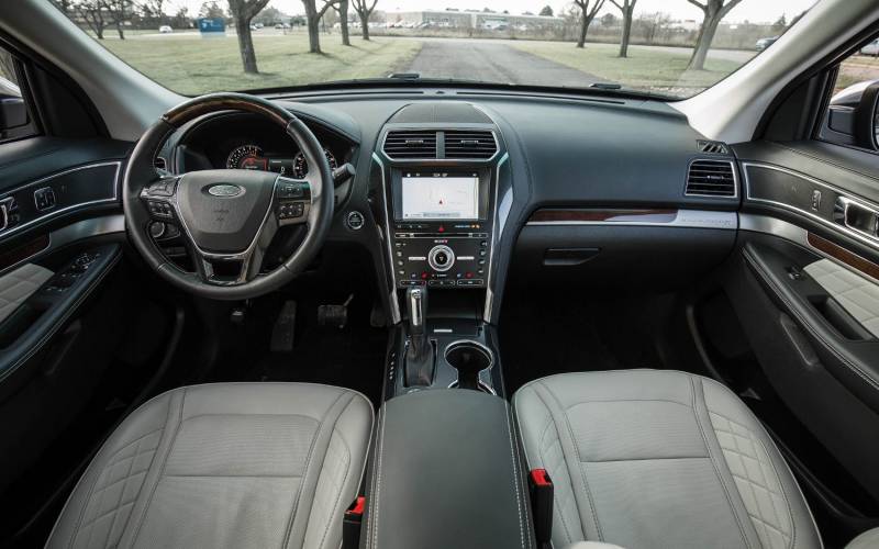 Comparison - Ford Explorer King Ranch 2021 - vs - Ford Explorer